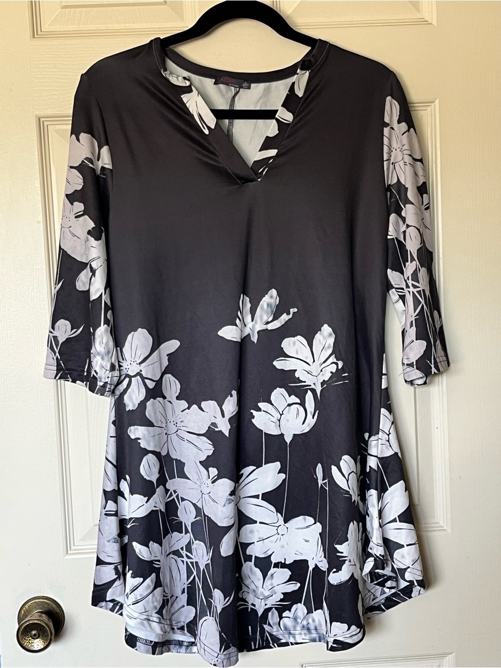 Azalea by Firmiana Women's L Black & White Floral V-Neck Tunic